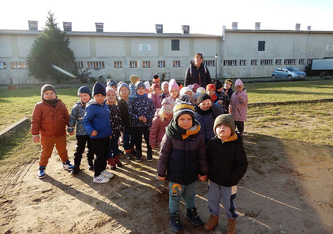 Grafika 1: Przedszkolaki w Stadninie koni w Nowęcinie.