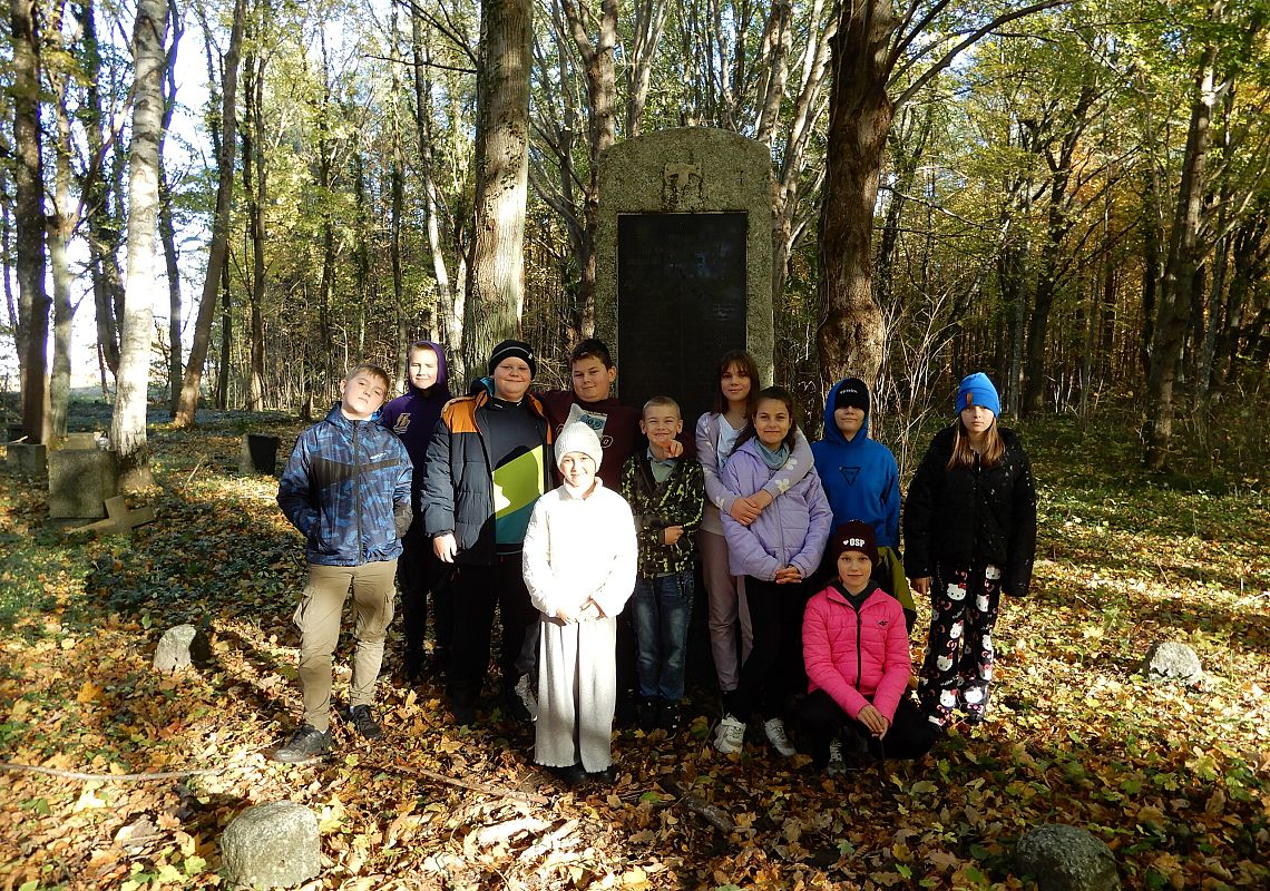 Grafika 1: Wyjście na cmentarz w ramach lekcji języka kaszubskiego uczniów klas 4 - 8