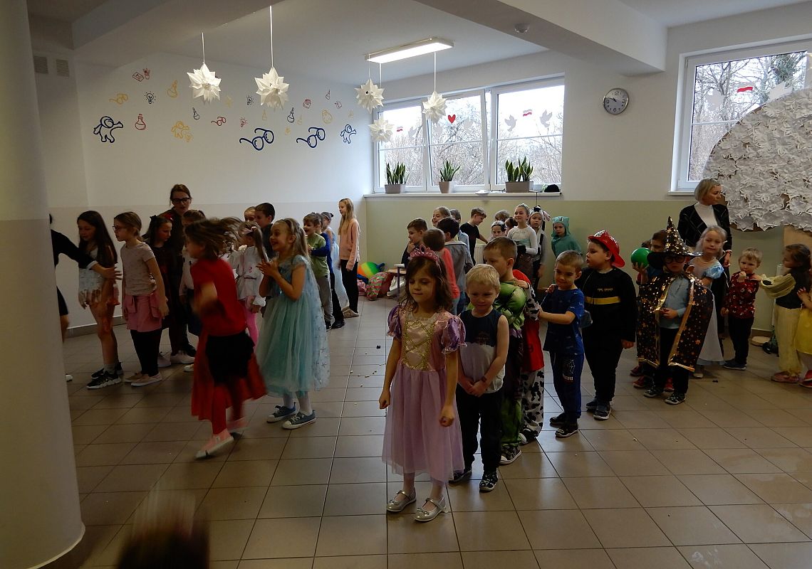 Grafika 1: Bal karnawałowy.