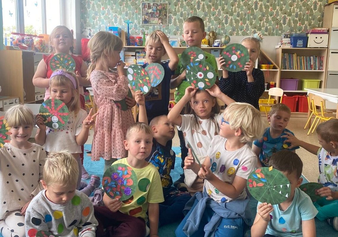 Grafika 1: Międzynarodowy Dzień Kropki w przedszkolu