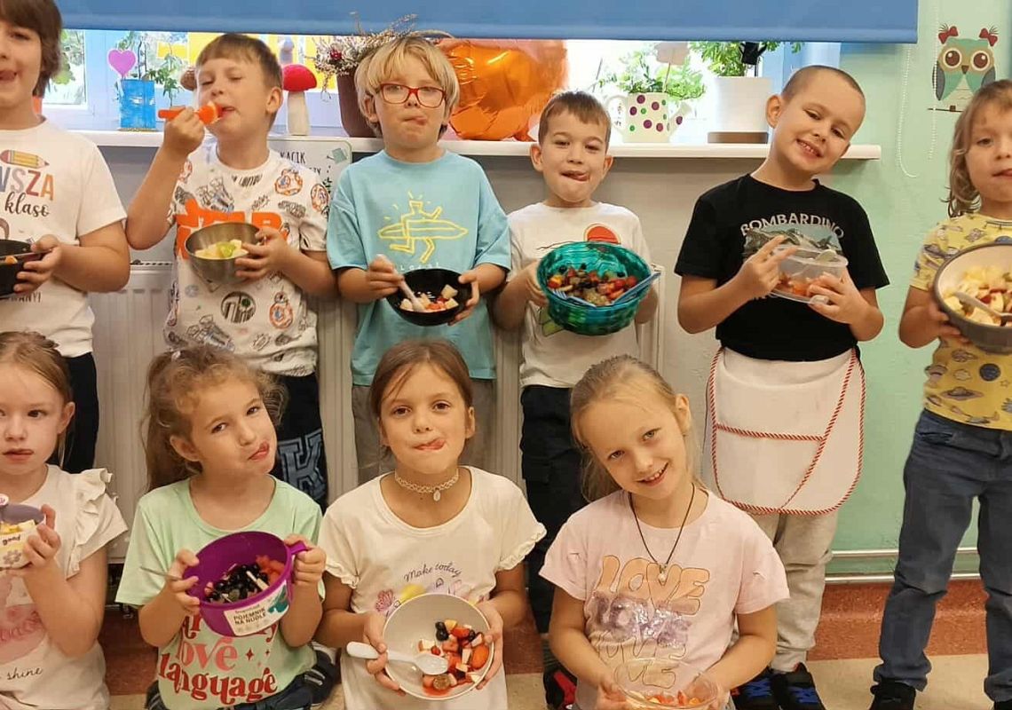 Grafika 1: Sałatka owocowa na śniadaniu u pierwszaków