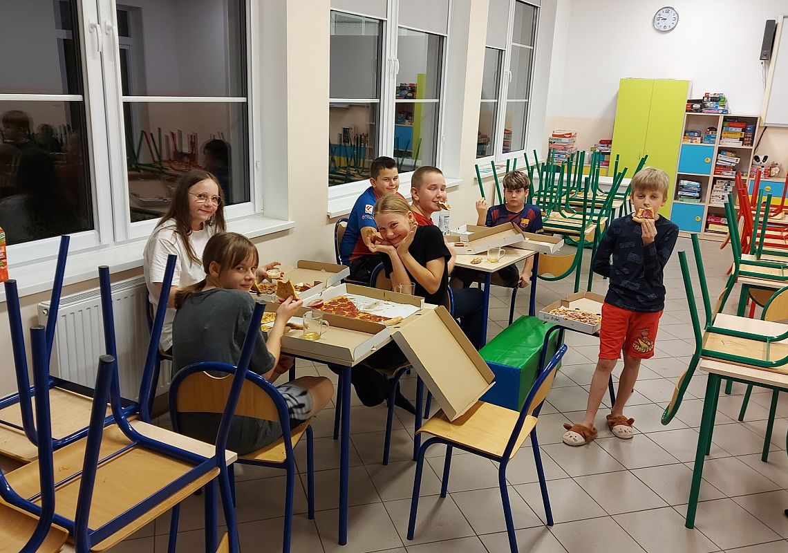 Grafika 1: Piąta Nocowanka Klasy 6 w Szkole (30 października 2025 r.)