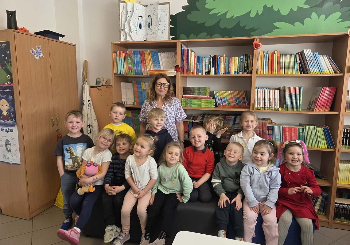 Grafika 1: Wizyta maluszków w bibliotece szkolnej