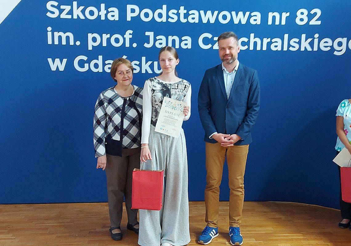 Grafika 1: Laura odebrała dyplom i nagrodę w XIV Wojewódzkim Konkursie Plastycznym "Baśnie i legendy kaszubskie"