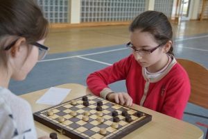 Grafika #0: Gminne warcaby. Ada wygrywa!