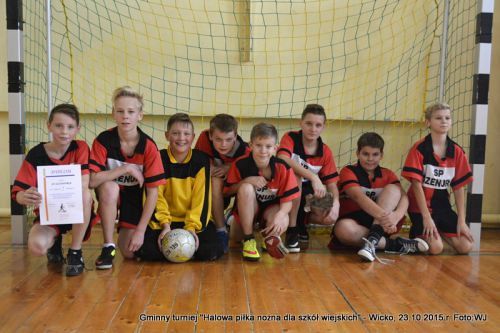 Grafika #0: "TAK SIĘ BAWI, TAK SIĘ BAWI SZCZENURZE" Triumf w "halówce"