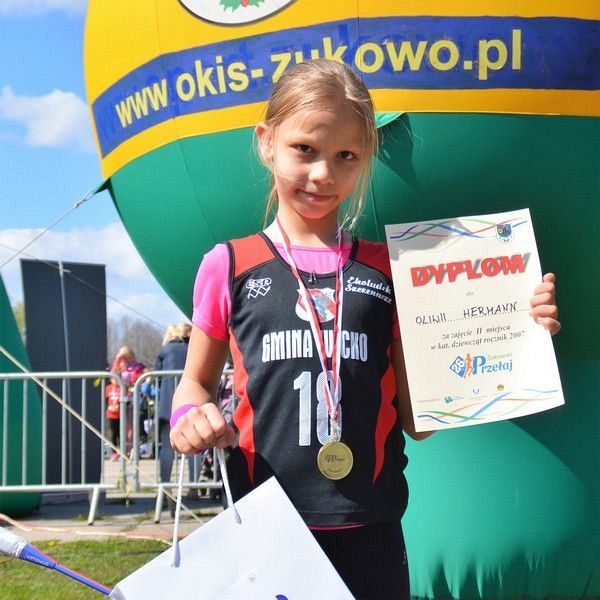 Grafika #0: Żukowskie Biegi Przełajowe. Oliwia na podium