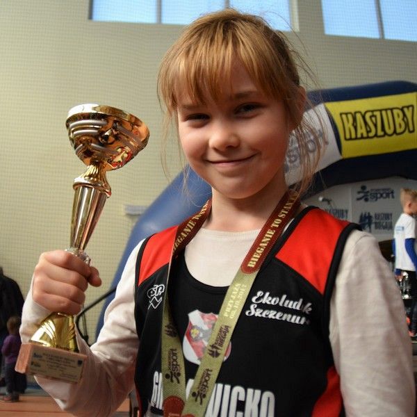 Grafika #0: Małe Kaszuby Biegają. Dziewczęta z pucharami