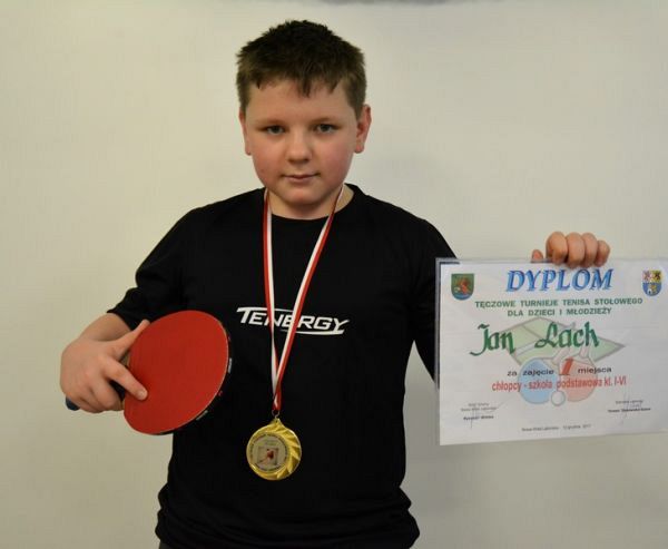 Grafika #0: Tęczowe turnieje tenisa stołowego. Janek triumfuje!