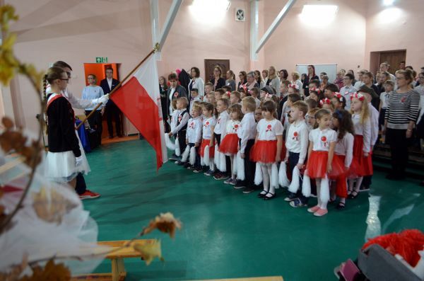 Grafika #0: UROCZYSTY APEL Z OKAZJI 100 ROCZNICY ODZYSKANIA NIEPODLEGŁOŚCI PRZEZ POLSKĘ