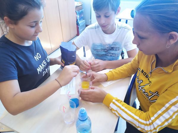 Grafika #0: "Doświadczona" lekcja chemii