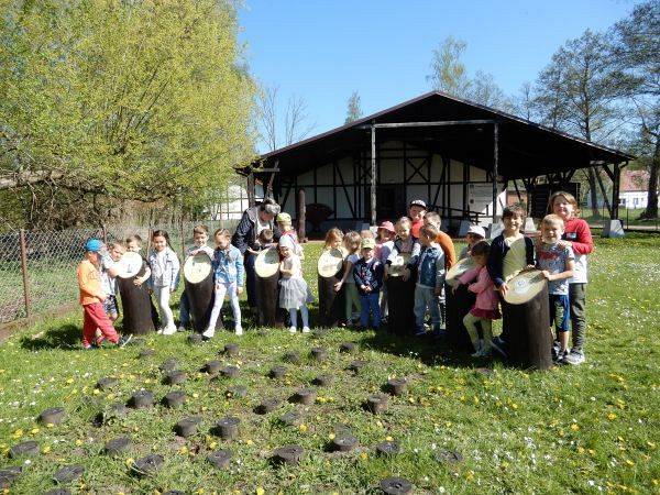 Grafika #0: Przedszkolaki na wycieczce.