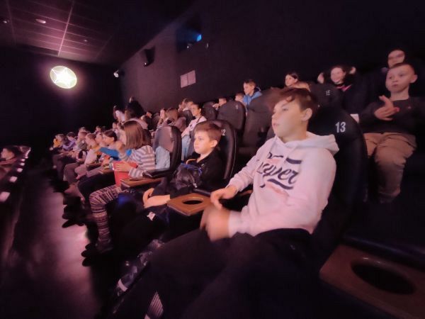 Grafika #0: Wycieczka do kina