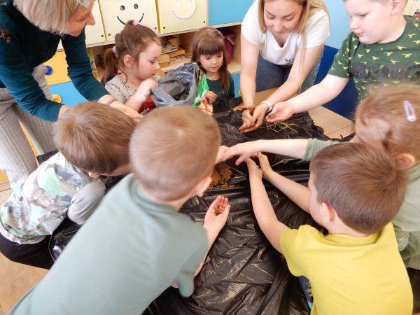 Grafika #0: Eksperymenty dla przedszkolaków "Kwietne łąki"