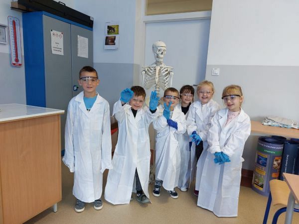 Grafika #0: Zajęcia eksperymentalne w przedszkolu-"Wędrujące kolory"