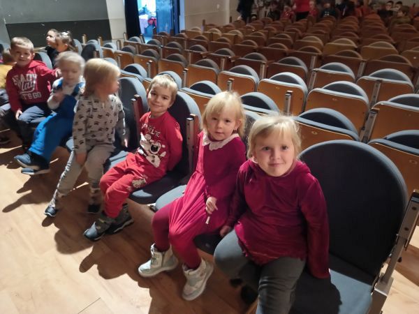 Grafika #0: Przedszkolaki z wizytą w Teatrze ,,Lalki TĘCZA" na spektaklu pt.: ,,Ignatek szuka przyjaciela"