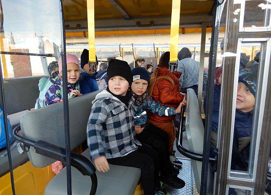 Grafika 2: Przedszkolaki w stadninie koni w Nowęcinie.