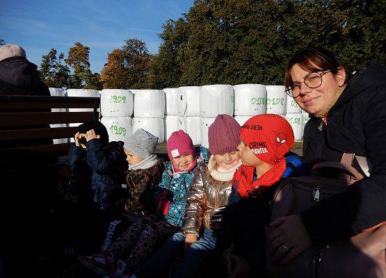 Grafika 5: Przedszkolaki w stadninie koni w Nowęcinie.