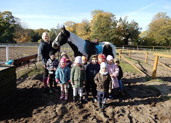Grafika 8: Przedszkolaki w stadninie koni w Nowęcinie.