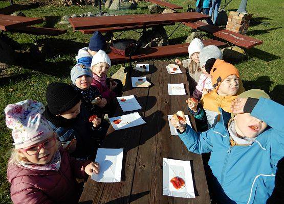 Grafika 11: Przedszkolaki w stadninie koni w Nowęcinie.