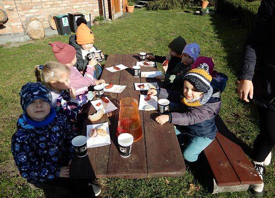 Grafika 12: Przedszkolaki w stadninie koni w Nowęcinie.