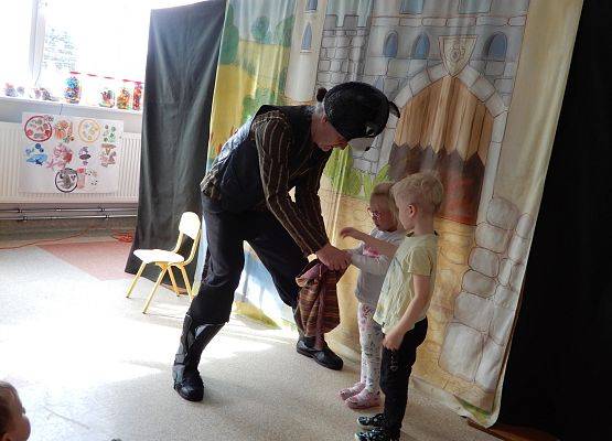 Grafika 8: Teatrzyk w przedszkolu