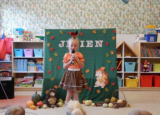 Grafika 2: Konkurs recytatorski  pt.:"Idzie jesień przez las"