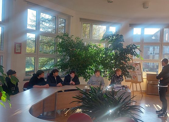 Grafika 1: Zajęcia promujące szkołę w II LO