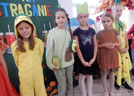 Grafika 8: ,,Na straganie" - jem warzywa i owoce