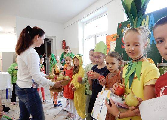 Grafika 22: ,,Na straganie" - jem warzywa i owoce