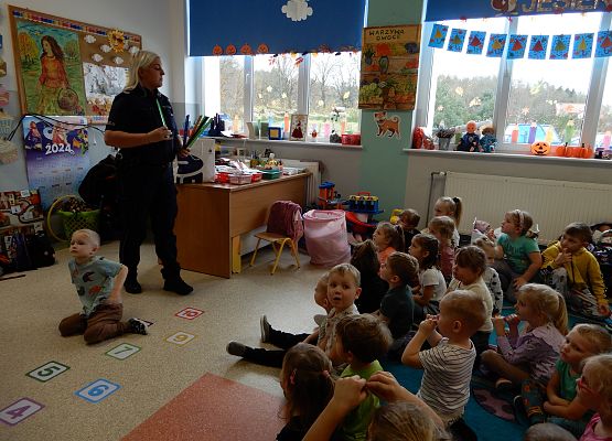 Grafika 2: Spotkanie z Panią policjantką w ramach zajęć SKO