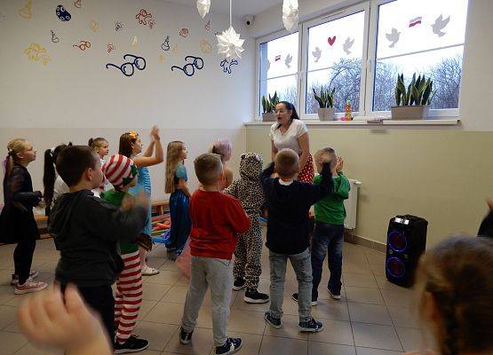 Grafika 1: Bal jesienny.