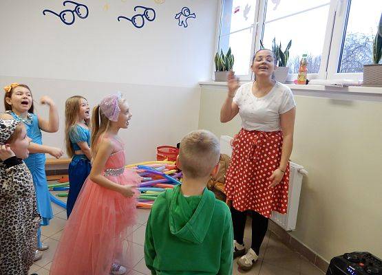 Grafika 2: Bal jesienny.