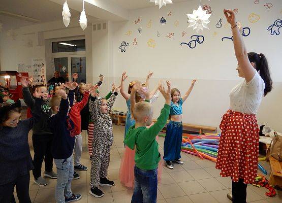 Grafika 4: Bal jesienny.