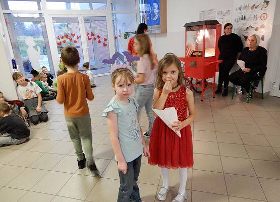 Grafika 7: Bal jesienny.