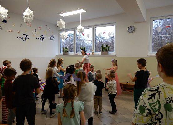 Grafika 10: Bal jesienny.