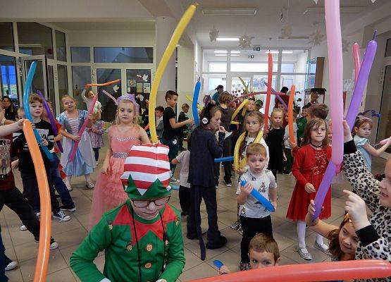 Grafika 22: Bal jesienny.