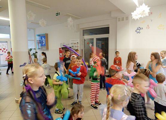 Grafika 24: Bal jesienny.