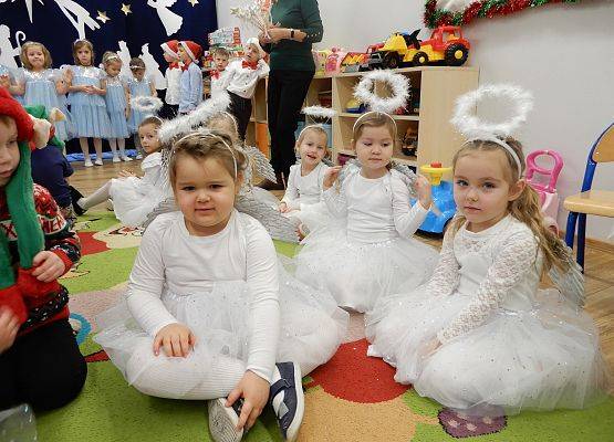 Grafika 2: Przedstawienie świąteczne w przedszkolu