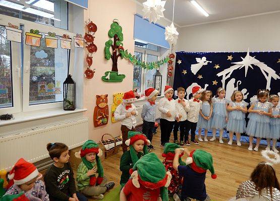 Grafika 3: Przedstawienie świąteczne w przedszkolu