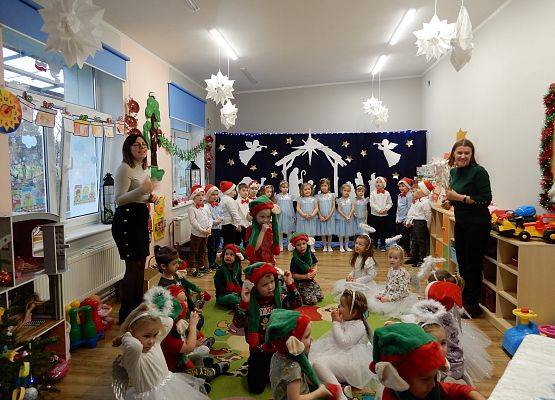 Grafika 4: Przedstawienie świąteczne w przedszkolu