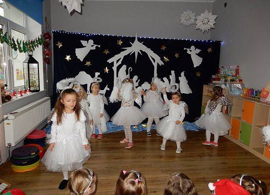 Grafika 12: Przedstawienie świąteczne w przedszkolu
