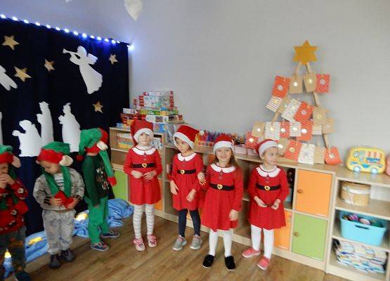 Grafika 17: Przedstawienie świąteczne w przedszkolu