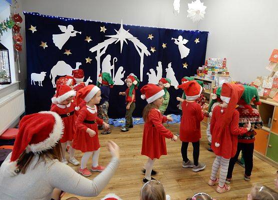 Grafika 22: Przedstawienie świąteczne w przedszkolu