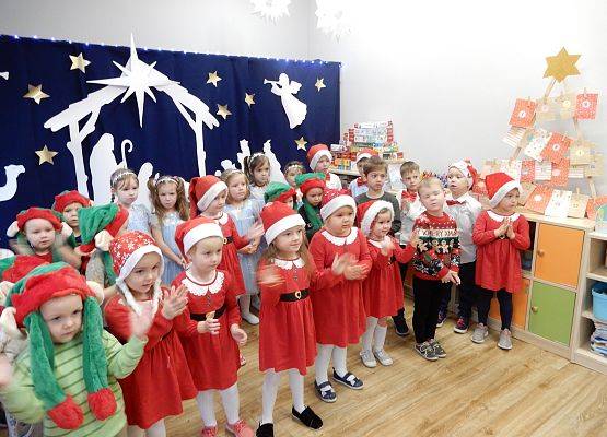 Grafika 30: Przedstawienie świąteczne w przedszkolu