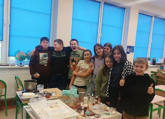 Grafika 3: Styczniowe zajęcia z kółka przyrodniczego "Aromatyczne świeczki"