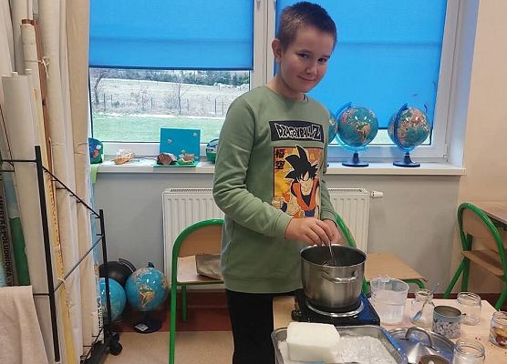 Grafika 2: Styczniowe zajęcia z kółka przyrodniczego "Aromatyczne świeczki"