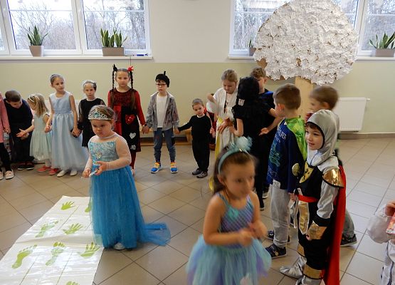 Grafika 2: Bal karnawałowy.