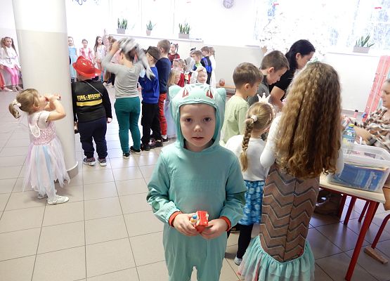 Grafika 3: Bal karnawałowy.