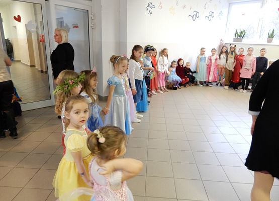 Grafika 5: Bal karnawałowy.